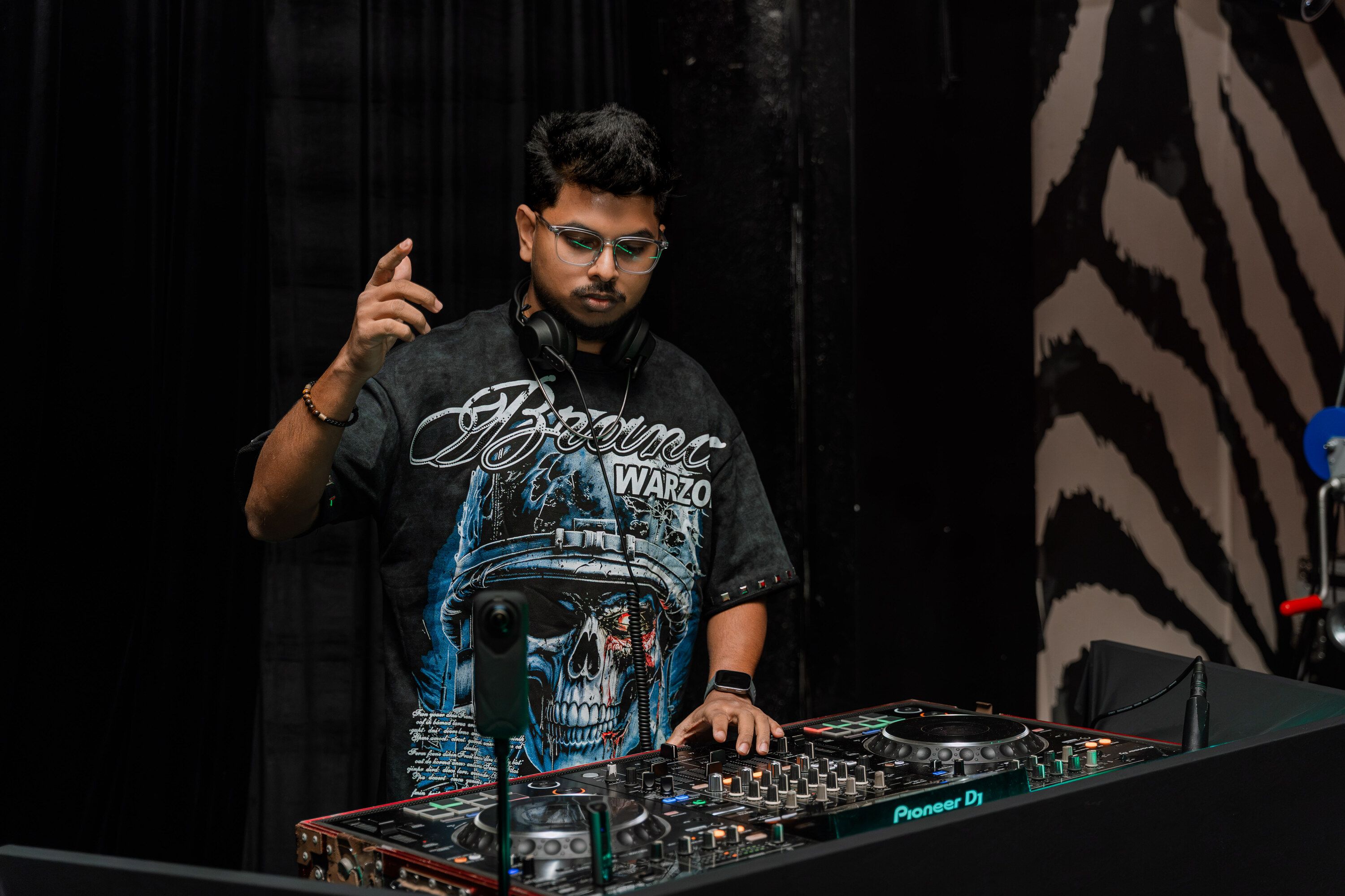 Levi Frizz behind the decks at Higher Ground, Colombo